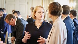 Familienministerin Lisa Paus im Gespräch mit Bildungsministerin Bettina Stark-Watzinger im Rahmen der Kabinettsklausur auf Schloss Meseberg.