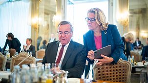 Svenja Schulze, Bundesministerin für wirtschaftliche Zusammenarbeit und Entwicklung, mit Boris Pistorius, Bundesminister der Verteidigung, im Rahmen der Kabinettsklausur auf Schloss Meseberg.