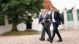 Christian Lindner, Bundesminister der Finanzen, Bundeskanzler Olaf Scholz und Robert Habeck, Bundesminister für Wirtschaft und Klimaschutz gehen nebeneinander.