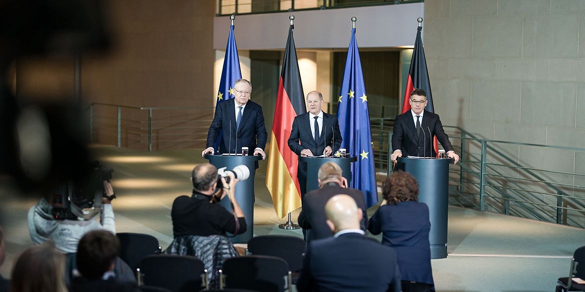Bundeskanzler Scholz gemeinsam mit den Ministerpräsidenten Rhein und Weil bei einem Statement vor der Presse im Kanzleramt.
