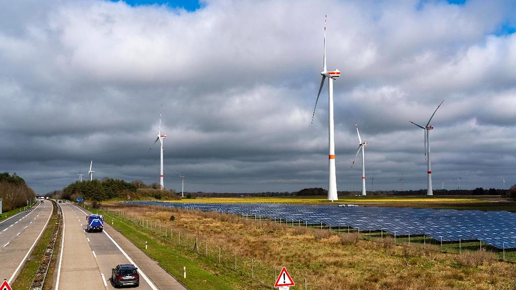 Centrales photovoltaïques et éoliennes le long de l’autoroute A27 en Basse-Saxe