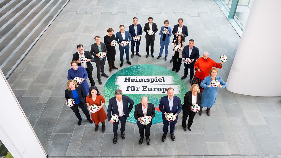 Les membres du conseil des ministres avec des ballons de l’Euro : plus que 100 jours avant le « match à domicile pour l’Europe »