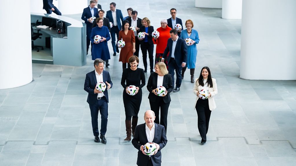 Le chancelier fédéral Olaf Scholz et d’autres membres du conseil des ministres avec des ballons de l’Euro 2024