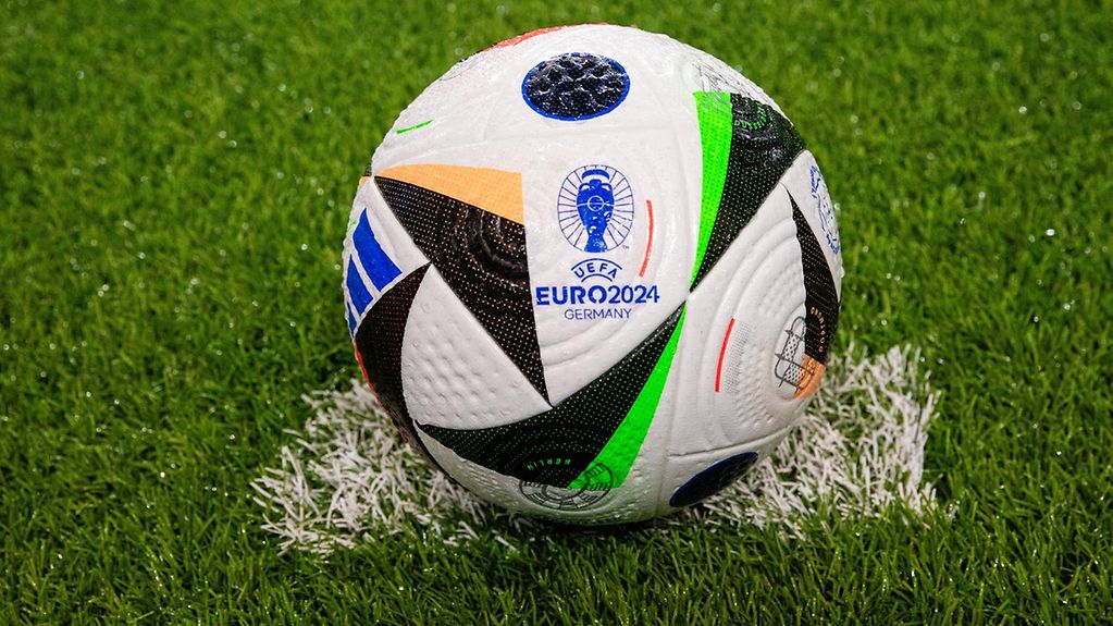 Un ballon de football de l’EURO 2024 sur la pelouse
