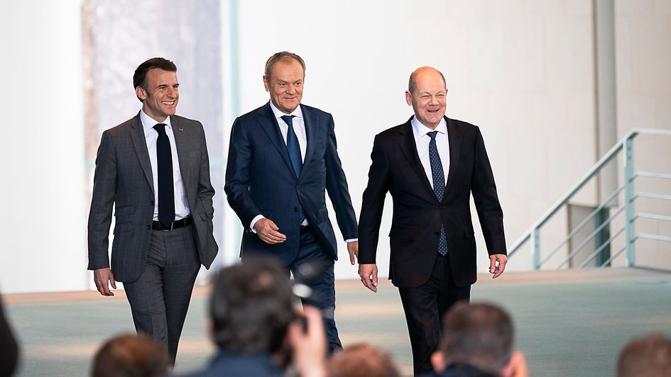 Le chancelier fédéral Olaf Scholz aux côtés du président français Emmanuel Macron et du premier ministre polonais Donald Tusk à la Chancellerie fédérale.