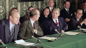 US - Präsident Ford, Valéry Giscard d´Estaing, Helmut Schmidt und der japanische Ministerpräsident Takeo Miki auf der Pressekonferenz in Rambouillet.