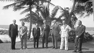 Gruppenfoto der Teilnehmer am G7-Gipfel unter Palmen.