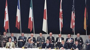 Bundeskanzler Helmut Schmidt (vorne Mitte) bei der gemeinsamen Pressekonferenz.