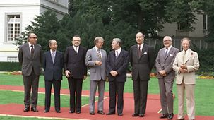 'Familienfoto' der G7-Staats- und Regierungschefs im Park des Bonner Bundeskanzleramts.