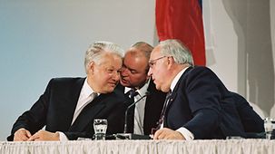 Bundeskanzler Kohl (r.) und Russlands Präsident Jelzin bei einer Pressekonferenz.