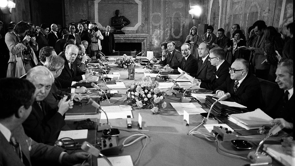 Vom 15. bis zum 17. September 1975 diskutieren die Staats- und Regierungschefs der sechs wichtigsten westlichen Industrienationen - hier während einer Arbeitssitzung - über die Lage der Weltwirtschaft.Weltwirtschaftsgipfel,G8,Rambouillet …