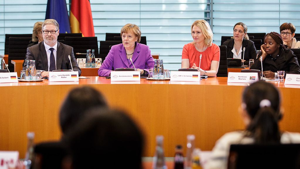 Bundeskanzlerin Angela Merkel diskutiert mit Jugendlichen im Kanzleramt.